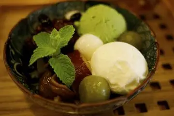 Japanese style dessert- matcha ice cream, mochi, azuki beans (Photo: <a href="http://www.gethiroshima.com" target="_blank" rel="noreferrer noopener nofollow">GetHiroshima.com</a>)