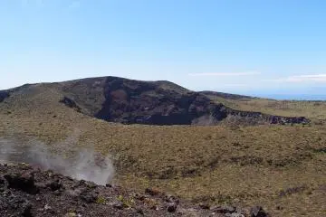 Mt. Mihara crater, Oshima Island (Photo: <a href="https://www.flickr.com/photos/o_0/9609577707/in/album-72157635260612755/" target="_blank" rel="noreferrer noopener nofollow">Guilhem Vellut</a> / <a href="https://creativecommons.org/licenses/by/2.0/" target="_blank" rel="noreferrer noopener nofollow">CC BY 2.0</a>)
