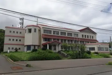 Miyake Village Office, Miyakejima Island (Photo: <a href="https://ja.wikipedia.org/wiki/%E3%83%95%E3%82%A1%E3%82%A4%E3%83%AB:Miyake_Village_Office.jpg" target="_blank" rel="noreferrer noopener nofollow">聖石大戦ぶぅぶぅ</a> / <a href="https://creativecommons.org/licenses/by-sa/4.0/deed.en" target="_blank" rel="noreferrer noopener nofollow">CC BY-SA 4.0</a>)