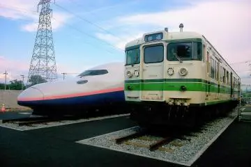 There are a number of train carriages on display (Photo: <a href="https://commons.wikimedia.org/wiki/File:Niitsu_Tetudou_Hakubutsukan_E4kei_115kei.jpg" target="_blank" rel="noreferrer noopener nofollow">Rebirth10 / CC BY-SA 4.0</a>)