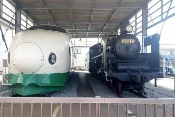 Modern and vintage (Photo: <a href="https://upload.wikimedia.org/wikipedia/commons/thumb/9/9e/Niitsu_Tetudou_Hakubutsukan_200kei_C57kei.jpg/1274px-Niitsu_Tetudou_Hakubutsukan_200kei_C57kei.jpg" target="_blank" rel="noreferrer noopener nofollow">Wikimedia Commons</a>)