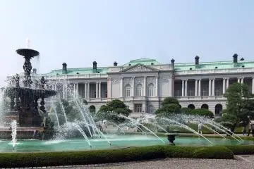Akasaka Palace (Photo: <a href="https://commons.wikimedia.org/wiki/File:Akasaka_Palace_south_2010.jpg" target="_blank" rel="noreferrer noopener nofollow">Wiiii</a> / <a href="https://creativecommons.org/licenses/by-sa/3.0/deed.en" target="_blank" rel="noreferrer noopener nofollow">CC BY-SA 3.0</a>)