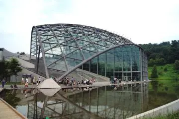 Gunma Insect World's Greenhouse (Photo: <a href="https://commons.wikimedia.org/wiki/File:Glasshouse_of_Gunma_Insect_World.jpg" target="_blank" rel="noreferrer noopener nofollow">岡部碩道 / Public Domain</a>)