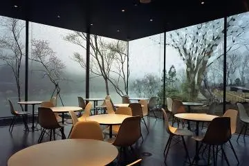 The on-site cafe (Photo: <a href="https://www.flickr.com/photos/eager/17660299560/in/photostream/" target="_blank" rel="noreferrer noopener nofollow">準建築人手札網站 Forgemind ArchiMedia</a> / <a href="https://creativecommons.org/licenses/by/2.0/" target="_blank" rel="noreferrer noopener nofollow">CC BY 2.0</a>)