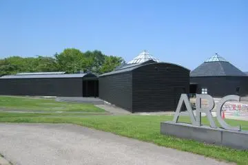 The buildings at Hara Museum ARC are designed by Japanese architect  Arata Isozaki (Photo: <a href="https://www.flickr.com/photos/karinc/2482594199" target="_blank" rel="noreferrer noopener nofollow">karinckarinc</a> / <a href="https://creativecommons.org/licenses/by/2.0/" target="_blank" rel="noreferrer noopener nofollow">CC BY 2.0</a>)