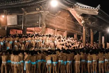 It's warm enough in that crowd to fight off the winter chill (Photo: <a href="https://commons.wikimedia.org/wiki/File:Hadaka_Matsuri_(-Naked_Festival-)_in_Saidaiji,_Japan.jpg" target="_blank" rel="noreferrer noopener nofollow">Mstyslav Chernov</a> / <a href="https://creativecommons.org/licenses/by-sa/3.0/deed.en" target="_blank" rel="noreferrer noopener nofollow">CC BY-SA 3.0</a>)