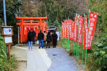 The torii gates and red banners at the shrine entrance (Photo: 瀧 由里加)
