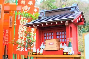Inari figures at the entrance (Photo: 瀧 由里加)