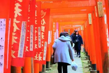 The beautiful series of red gates (Photo: 瀧 由里加)