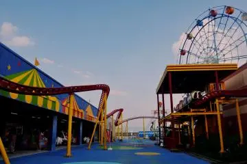 In the amusement park you will find a large ferris wheel, a small roller coaster and other mechanical rides. (Photo: Virginia González)