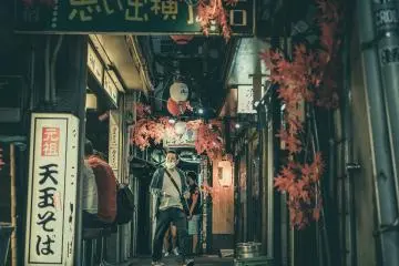 Even out in town, it's a good idea to wear a mask (Photo: <a href="https://unsplash.com/photos/k2cmXS5ktp4" target="_blank" rel="noreferrer noopener nofollow">Photo by Dovile Ramoskaite on Unsplash</a>)