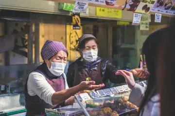 Food handlers often wear masks as a courtesy (Photo: <a href="https://unsplash.com/photos/3mErKfgolzM" target="_blank" rel="noreferrer noopener nofollow">Photo by Jérémy Stenuit on Unsplash</a>)