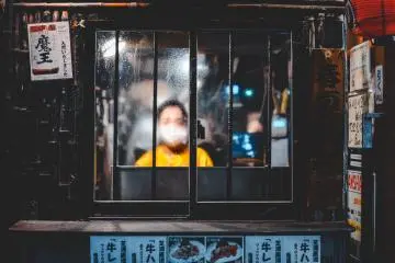 A young boy wears a mask to protect himself (Photo: <a href="https://unsplash.com/photos/kY0RnLPSv0w" target="_blank" rel="noreferrer noopener nofollow">Bantersnaps / Unsplash</a>)