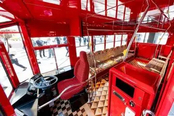 Pop and retro interior (Photo: <a href="https://travel.willer.co.jp/ikebus/" target="_blank" rel="noreferrer noopener nofollow">Willer</a>)