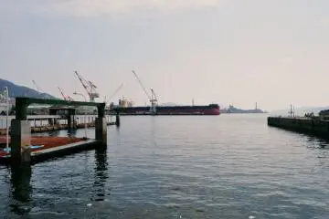 The fireworks are set off from a ship located in the bay. (Photo: Virginia González)