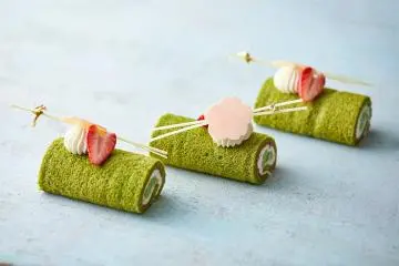 Limited edition sakura themed sweets, a collaboration between Mandarin Oriental Tokyo Hotel and Hakuza Nihonbashi. (Photo: Mitsui Fudosan)