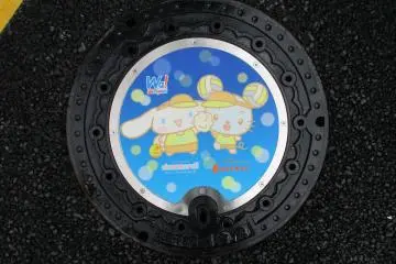 Beach volleyball (Cinnamoroll on left, Beachuu on right) (Photo: Shinagawa Tourism Association)