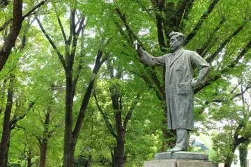 Ueno Park (Photo: <a href="https://commons.wikimedia.org/wiki/File:Noguchi_Hideyo_by_Yoshida_Saburo_-_Ueno_Park_-_Tokyo,_Japan_-_DSC08640.jpg" target="_blank" rel="noreferrer noopener nofollow">Daderot</a> / <a href="https://creativecommons.org/publicdomain/zero/1.0/" target="_blank" rel="noreferrer noopener nofollow">CC0 1.0</a>)