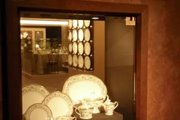 Fine Noritake tableware on display at the museum. (Photo: Aichi Prefecture)