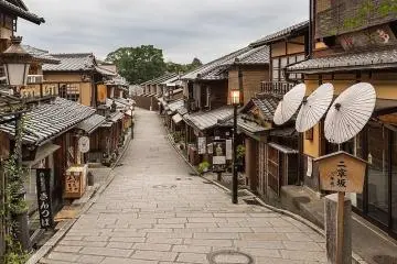 Photo: <a href="https://commons.wikimedia.org/wiki/File:Pedestrian_road_with_pavements_and_paper_umbrellas,_Higashiyama-ku,_Kyoto,_Japan,_early_morning.jpg" target="_blank" rel="noreferrer noopener nofollow">Basile Morin</a> / <a href="https://creativecommons.org/licenses/by-sa/4.0/deed.en" target="_blank" rel="noreferrer noopener nofollow">CC BY-SA 4.0</a>