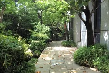 Relaxing pathway at the memorial hall (Photo: <a href="https://www.flickr.com/photos/iizukanao/11000899535/in/photolist-hL8yoY-hL8YML-hL8iTV-hL91pd-hL8xjd-hL7uaD-hL7scF-hL7qc8-hL938U-hL8yQM-hL8h7i-hL9ogZ-hL8jGZ-hL8kh5-hL95Ho-hL8DDN-hL85Cr-hL87VJ-hL9fMR-hL81jN-hL7UXW-hL8evB-hL8rHG-hL89JH-hL8sSW-hL82wh-hL8XFN-hL8Fgc-hL7AS6-hL8jnu-hL7BUB-fzM9Yf" target="_blank" rel="noreferrer noopener nofollow">Nao Iizuka</a> / <a href="https://creativecommons.org/licenses/by/2.0/" target="_blank" rel="noreferrer noopener nofollow">CC BY 2.0</a>)