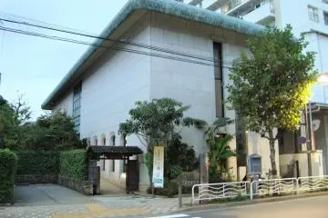 Basho Memorial Hall exterior (Photo: <a href="https://commons.wikimedia.org/wiki/File:Basho_kinenkan.jpg" target="_blank" rel="noreferrer noopener nofollow">Elmo rainy day / CC BY 3.0</a>)