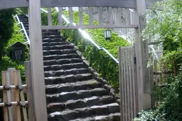 Charming steps  (Photo: <a href="https://commons.wikimedia.org/wiki/File:Basho_memorial_hall_koto_2009-2.JPG" target="_blank" rel="noreferrer noopener nofollow">Kamemaru2000 / CC BY-SA 3.0</a>)