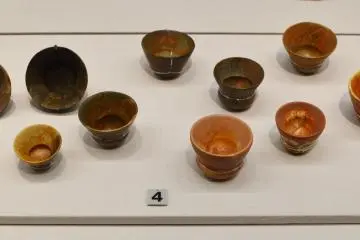 Items from the Todaiji-yama tumulus, Tokyo National Museum (Photo: <a href="https://en.wikipedia.org/wiki/File:%E6%9D%B1%E5%A4%A7%E5%AF%BA%E5%B1%B1%E5%8F%A4%E5%A2%B3%E5%87%BA%E5%9C%9F_%E7%9F%B3%E8%A3%BD%E5%9D%A9.JPG" target="_blank" rel="noreferrer noopener nofollow">Saigen Jiro / CC0</a>)