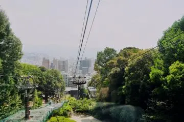 The ropeway is faster and comfortable; but you won't have to wait for a chairlift. (Photo: Virginia González)