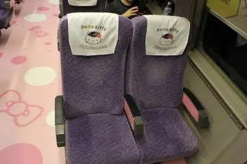 Those plush seats looks so comfortable! (Photo: <a href="https://commons.wikimedia.org/wiki/File:JRW-500_V2_20180701_HelloKitty_Shinkansen_seat.jpg" target="_blank" rel="noreferrer noopener nofollow">Rsa</a> / <a href="https://creativecommons.org/licenses/by-sa/3.0/deed.en" target="_blank" rel="noreferrer noopener nofollow">CC BY-SA 3.0</a>)