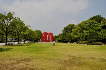 Where the castle fortresses used to stand, now there are three museums and various sculptures instead. (Photo: Virginia González)