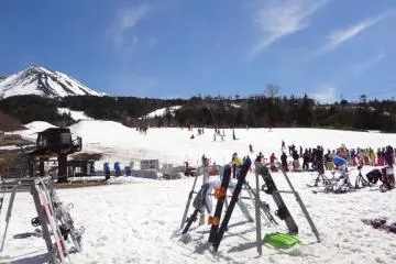 Looking up the slopes at Ontake at Ciao on a May afternoon (Photo: Noriko Kato)