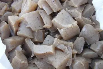Konnyaku has a jiggly, jelly like texture, and is commonly used to make things like noodles (Photo: <a href="https://commons.wikimedia.org/wiki/File:Konnyaku_by_chidorian.jpg" target="_blank" rel="noreferrer noopener nofollow">chidorian</a> / <a href="https://creativecommons.org/licenses/by-sa/2.0/" target="_blank" rel="noreferrer noopener nofollow">CC BY-SA 2.0</a>)