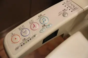 The pictures explain everything (Photo: <a href="https://commons.wikimedia.org/wiki/File:Japan_-_Japanese_Toilets_(9982742145).jpg" target="_blank" rel="noreferrer noopener nofollow">Maya-Anaïs Yataghène / France / CC BY 2.0 </a>)