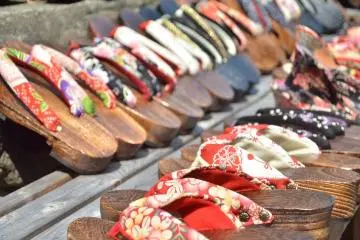 Wooden geta shoes lined up (Photo: <a href="https://pixabay.com/bg/photos/%D1%8F%D0%BF%D0%BE%D0%BD%D0%B8%D1%8F-%D0%BE%D0%B1%D1%83%D0%B2%D0%BA%D0%B8-%D1%81%D0%B0%D0%BD%D0%B4%D0%B0%D0%BB%D0%B8-4354109/" target="_blank" rel="noreferrer noopener nofollow">Pixabay</a>)