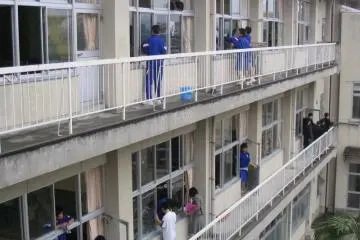 Students hard at work cleaning (Photo: <a href="https://commons.wikimedia.org/wiki/File:JapaneseSchoolCleaning.jpg" target="_blank" rel="noreferrer noopener nofollow">Mullenkedheim / CC BY-SA 2.0</a>)