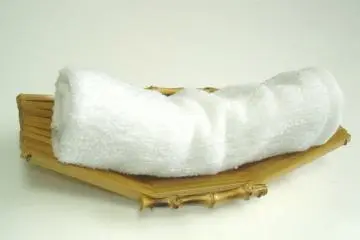 Oshibori napkins provided with the meal (Photo: <a href="https://commons.wikimedia.org/wiki/File:Oshibori.jpg" target="_blank" rel="noreferrer noopener nofollow">lemon-s, Public domain, via Wikimedia Commons</a>)