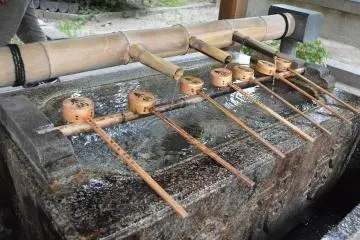 The washing area at a shrine (Photo: <a href="https://pixabay.com/el/photos/%CE%BD%CE%B5%CF%81%CF%8C-%CF%80%CE%B7%CE%B3%CE%AE-%CE%B9%CE%B1%CF%80%CF%89%CE%BD%CE%AF%CE%B1-%CF%80%CE%AF%CE%B4%CE%B1%CE%BA%CE%B5%CF%82-2062755/" target="_blank" rel="noreferrer noopener nofollow">Pixabay</a>)