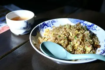 Fried rice and soup at Bamiyan (Photo: <a href="https://commons.wikimedia.org/wiki/File:Chahan_and_soup.jpg" target="_blank" rel="noreferrer noopener nofollow">iMorpheus</a> / <a href="https://creativecommons.org/licenses/by-sa/2.0/" target="_blank" rel="noreferrer noopener nofollow">CC BY-SA 2.0</a>)