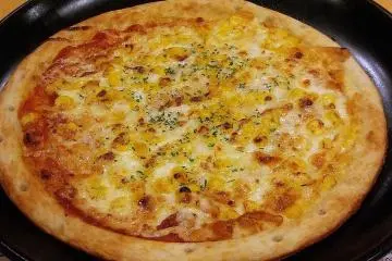 Western...with a twist. Corn and mayo pizza at Gusto (Photo: <a href="https://commons.wikimedia.org/wiki/File:Mayo-corn_Pizza,_at_Caf%C3%A9_Restaurant_Gusto_(2015-04-28).JPG" target="_blank" rel="noreferrer noopener nofollow">Lombroso </a> / <a href="https://creativecommons.org/licenses/by-sa/4.0/deed.en" target="_blank" rel="noreferrer noopener nofollow">CC BY-SA 4.0</a>)