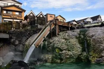 Kusatsu Onsen, Gunma (Photo: <a href="https://commons.wikimedia.org/wiki/File:Yubatake_(14308957671).jpg" target="_blank" rel="noreferrer noopener nofollow">hoge asdf</a> / <a href="https://creativecommons.org/licenses/by/2.0/" target="_blank" rel="noreferrer noopener nofollow">CC BY 2.0</a>)