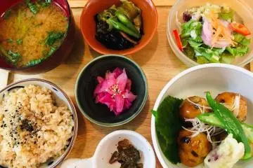 The meal sets are hearty and come with various side dishes (Photo: Hibi no Kate)