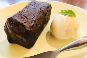 Tofu brownie with soy ice cream (Photo: Vegan Cafe Thallo)