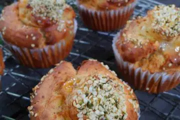 Muffins sprinkled with hemp hearts (Photo: Cafe Niceness)