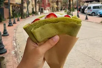 Matcha crepe with anko (red bean) paste and fresh strawberries (Photo: Cafe Halcyon)