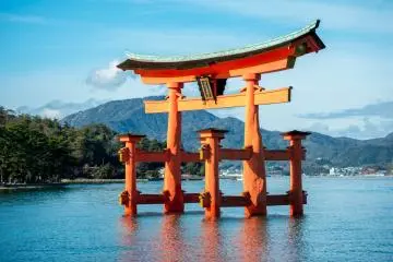 Floating torii gate, Hiroshima (Photo: <a href="https://commons.wikimedia.org/wiki/File:Itsukushima_Gate.jpg" target="_blank" rel="noreferrer noopener nofollow">Jordy Meow</a> / <a href="https://creativecommons.org/licenses/by-sa/3.0/deed.en" target="_blank" rel="noreferrer noopener nofollow">CC BY-SA 3.0</a>)