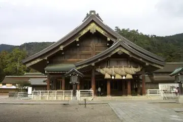 Izumo Taisha, Shimane (Photo: <a href="https://commons.wikimedia.org/wiki/File:Izumo-shrine_Haiden01.jpg" target="_blank" rel="noreferrer noopener nofollow">Miya.m</a> / <a href="https://creativecommons.org/licenses/by-sa/3.0/deed.en" target="_blank" rel="noreferrer noopener nofollow">CC BY-SA 3.0</a>)