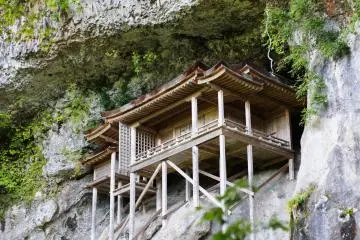 Nageire-do, Tottori (Photo: <a href="https://www.flickr.com/photos/ttypic/32053720445/in/photolist-QQtGmv" target="_blank" rel="noreferrer noopener nofollow">tetsuya yamamoto</a> / <a href="https://creativecommons.org/licenses/by/2.0/" target="_blank" rel="noreferrer noopener nofollow">CC BY 2.0</a>)