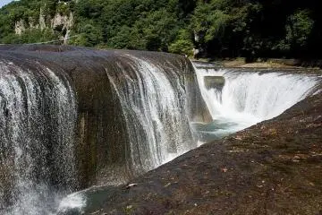 This is one stunning waterfall! (Photo: <a href="https://commons.wikimedia.org/wiki/File:Fukiware_Falls_05.jpg" target="_blank" rel="noreferrer noopener nofollow">Σ64</a> / <a href="https://creativecommons.org/licenses/by/3.0/" target="_blank" rel="noreferrer noopener nofollow">CC BY 3.0</a>)