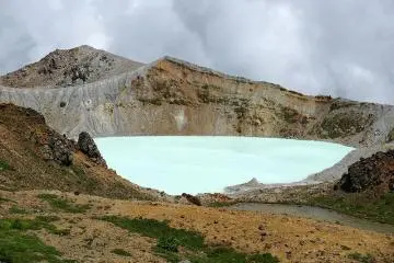 The color of Yu-gama is something else (Photo: <a href="https://commons.wikimedia.org/wiki/File:Kusatsu-Shiranesan01s5s4272.jpg" target="_blank" rel="noreferrer noopener nofollow">663highland</a> / <a href="https://creativecommons.org/licenses/by-sa/3.0/deed.en" target="_blank" rel="noreferrer noopener nofollow">CC BY-SA 3.0</a>)